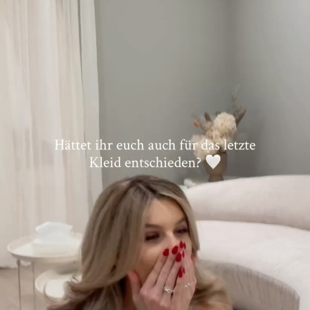 Drei Kleider, drei komplett unterschiedliche Looks und alle aus der neuen @madilanebridal Kollektion 🤍

Von modern & clean bis hin zu verspielt und detailverliebt, jedes Kleid hat seinen ganz eigenen Charakter. Und genau das lieben wir so sehr: Dass jede Braut ihren ganz persönlichen Stil finden kann ✨

Unser Team hatte übrigens direkt einen Favoriten…🤫
Jetzt sind wir gespannt: Für welches Kleid würdet ihr euch entscheiden? 1, 2 oder 3? #brautblüte 

BRAUT
BRAUTKLEID
HOCHZEIT
BRIDE