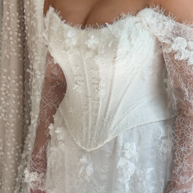 3 poses every bride should know 🤍

In diesem Reel zeigen wir euch 3 wunderschöne Posen, die ihr ganz easy alleine umsetzen könnt…ohne euren Partner, nur ihr und euer Moment an eurem großen Tag! 🫶🏼 Perfekt für zeitlose, elegante Brautfotos, die ihr für immer lieben werdet 🤍 Dress by @martinalianabridal ✨

#bridetobe #brautinspiration #hochzeitsinspiration #brautkleid