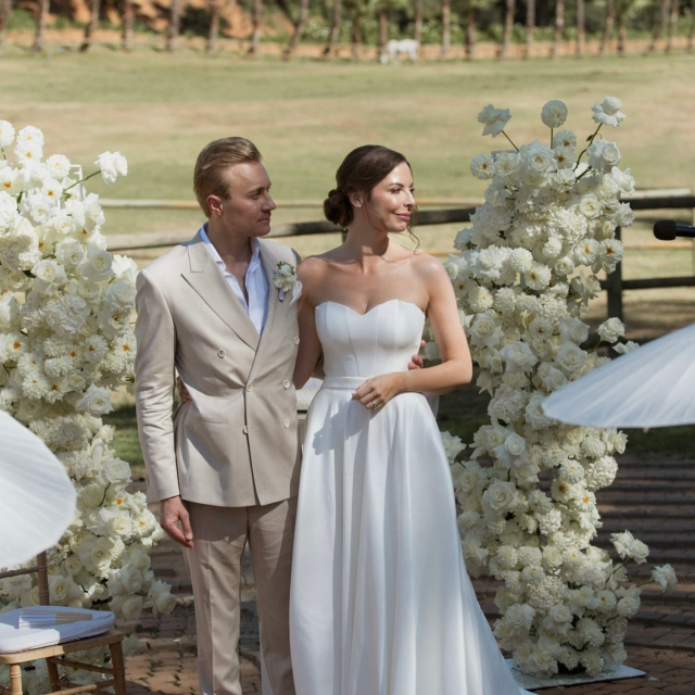 Vanessa & Alexander 🤍

Eine Hochzeit auf einem Weingut und das mitten in den Weinbergen von Südafrika 🥹 Einfach traumhaft schön und eine Kulisse, die man nicht vergisst! Vanessa sah dabei einfach wunderschön aus 🤍

Ihr Kleid: clean, schlicht und trotzdem so elegant…genau die perfekte Wahl für diesen besonderen Ort. Und das Beste? Es war tatsächlich das letzte Kleid, das sie bei uns anprobiert hat 🤫 Ein ganz besonderes Kompliment bleibt uns auch im Herzen. Für Vanessa ist unsere Brautblüte in Düsseldorf das schönste Brautgeschäft 🤍 Danke dafür! Liebe Vanessa, lieber Alexander, wir wünschen euch von Herzen alles Liebe für eure gemeinsame Zukunft ✨

Bride: @vanessa_slgr 
Location: @thedoolhof 
Photo: @kusjkaduplessis 
Planning: @laurenkelzweddings 
Dress: @ariamobridal 

BRAUTKLEID
LIEBE
HOCHZEIT
BRAUTBLÜTE
REALBRIDE