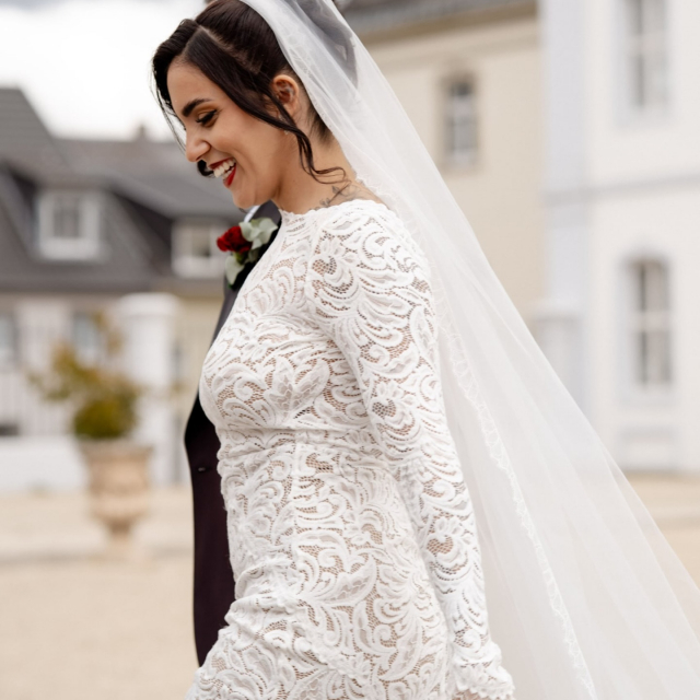 Beyza & Güner 🤍

Eine moderne türkische Hochzeit voller Emotionen, Liebe und ganz besonderer Momente ✨ Vor allem die Brautabholung war für Beyza etwas ganz Besonderes. Die ganze Familie war da und dieser Moment einfach nur berührend.

Umso mehr freut es uns, dass sie sich bei uns von Anfang an so wohlgefühlt hat 🤍 Ohne Druck, ohne Erwartungen…einfach genau so, wie es sein sollte. Und Beyza…du sahst in deinem figurbetonten Brautkleid von @grace_loves_lace einfach unglaublich schön aus ✨

Liebe Beyza, lieber Güner, wir wünschen euch von Herzen alles Liebe für eure gemeinsame Zukunft und danken euch für euer Vertrauen 🤍

Bride: @beyzzz99 
Photo: @butfirst.wedding 
Location: @unikat_eventhalle 
H&M: @bp_beautiful_pearl 

BRAUTKLEID 
LIEBE 
HOCHZEIT 
BRAUTBLÜTE 
REALBRIDE