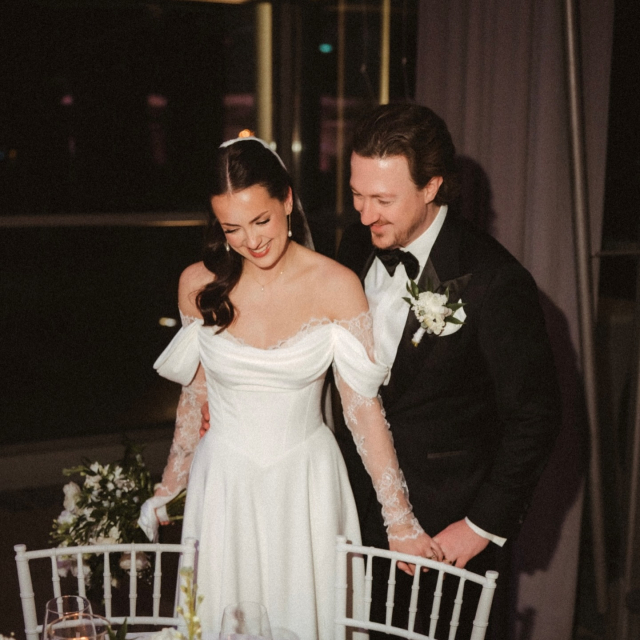 Alena & Felix 🤍

Eine Winterhochzeit im Zeichen von Eleganz, Champagne Vibes und ganz viel Stil ✨ Die beiden haben ihren großen Tag klassisch und modern zugleich gefeiert, mit edlen Details und wunderschönen Akzenten in Dunkelgrün.

Alena wusste von Anfang an, was sie wollte…und genau das hat sie auch gefunden 🤍 Ein cleanes A-Linien Brautkleid von @evalendel das durch feine Spitze das gewisse Etwas bekommt! 🫶🏼

Liebe Alena, lieber Felix, wir wünschen euch von Herzen alles Liebe für eure gemeinsame Zukunft und danken euch für euer Vertrauen 🤍 

Location: @schloss_hochzeit
Photo: @lucalintweiler
Floristik: @flowers.byjana
Dekoration: @tischleihendeckdich
Stylistin Hair&Make-Up: @jilmailin
Hochzeitsplanung: @serendipity_weddingsandevents
Band, Saxophonist & Sänger: @paradiseatmidnight_band
Traurednerinnen: @traureden_fuer.immer.fruehling

BRAUTKLEID 
LIEBE 
HOCHZEIT 
BRAUTBLÜTE 
REALBRIDE