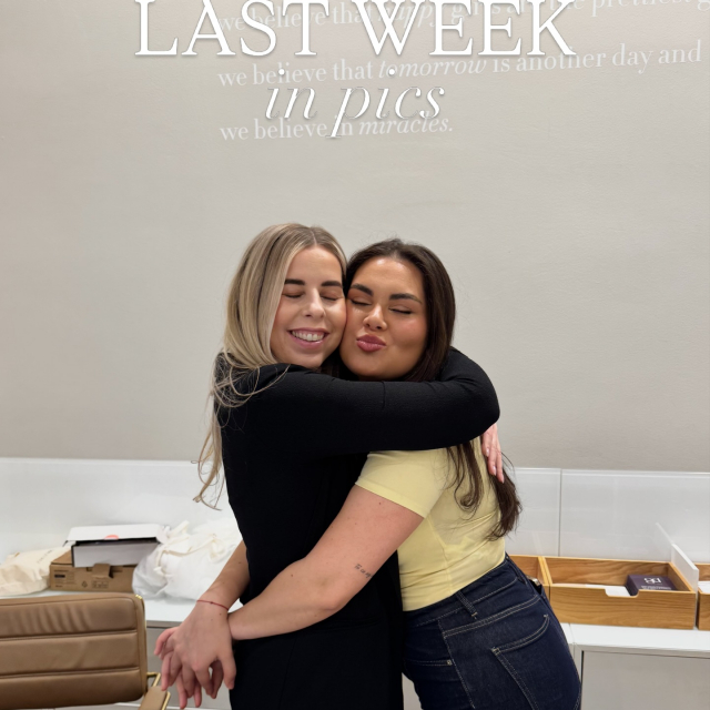Weekly recap 🤍

1. Working Besties ✨🫶🏼 in Düsseldorf!
2. Neues Kleid ist angekommen 🤍 Was sagt ihr?
3. Laura ist verliebt und wir auch! ✨
4. Ein bisschen extra Licht für unsere Social Media Managerin Tanita 🤫
5. Snackies bei der Arbeit 🫠
6. Würdet ihr es anprobieren? 
7. @mwlbride wir freuen uns schon! 
8. Store Managerin Marie hat ein paar neue Modelle getestet 💫
9. Teamwork 🌼
10. Unsere Chefin Jenna ist nicht klein…aber neben Laura sehen wir alle klein aus 😅🫶🏼
11. Endlich!! Neue SOS-Sprays sind angekommen!
12. Wir haben wunderschöne, neue Standesamtlooks für euch abgefilmt 🫶🏼
13. Und dieses Kleid von @martinalianabridal zeigen wir euch auch bald im Detail 💛
14. Girl Power 🫶🏼🌸
15. Neuen Input geholt ✨
16. Unsere Chefin Jenna war in Düsseldorf und es gab viele neue & spannende Eindrücke 🫶🏼
17. ..und auch einen Vortrag von @judithwilliams_official - sehr inspirierend! ✨

BRAUTBLÜTE 
WEEKLY
RECAP