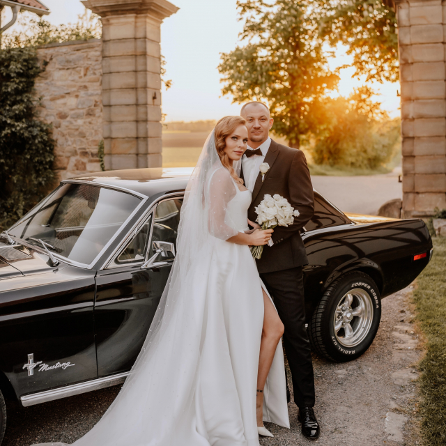 Johanna & Konstantin 🤍

Eine stilvolle Hochzeit auf einem wunderschönen Rittergut in Stadthagen ✨ Clean, elegant und mit ganz viel Gefühl - genau so haben die beiden ihren großen Tag gefeiert. Und Johanna hat sich für ein traumhaftes A-Linien Brautkleid von @kyhabride entschieden und sah darin einfach unglaublich schön aus 🤍

Für genau diese Marke ist sie extra zu uns gekommen und am Ende wurde es dann auch genau DAS Kleid.

Ihr Tipp an alle zukünftigen Bräute:
Genießt jede Sekunde eures Tages, lasst los, lasst euch fallen und habt einfach Spaß ✨

Liebe Johanna, lieber Konstantin, wir wünschen euch von Herzen alles Liebe für eure gemeinsame Zukunft und danken euch für euer Vertrauen 🤍 #realbrides 

Photo: @jamielee.photographie 
Bride: joh_vo
Location: @rittergutremeringhausen 
Moderation: @valeriaschenk.weddings 

BRAUTKLEID 
HOCHZEIT 
REALBRIDE 
BRAUTBLÜTE