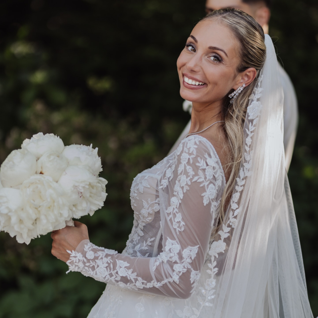 Aylin & Enes 🤍

Eine moderne Hochzeit voller Blumen, Leichtigkeit und ganz viel Liebe ✨ Die beiden haben ihren großen Tag mit so vielen floralen Details gefeiert. Aylin hat sich in ihrem Kleid sofort wohlgefühlt 🤍 Und obwohl sie ursprünglich gar keine langen Ärmel wollte, hat sich genau dieses Kleid am Ende einfach richtig angefühlt - und sie sah darin wirklich traumhaft aus! 🥰

Liebe Aylin, lieber Enes, wir wünschen euch von Herzen alles Liebe für eure gemeinsame Zukunft und danken euch für euer Vertrauen ✨

BRAUTKLEID 
LIEBE 
HOCHZEIT
BRAUTBLÜTE
REALBRIDE