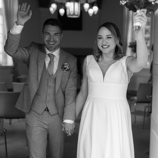 Vanessa & Manuel 🤍

Die beiden haben standesamtlich im Schloss Nordkirchen geheiratet…eine wunderschöne Kulisse für einen ganz besonderen Tag ✨ Vanessa sah in ihrem schlichten, eleganten Kleid von @biancoevento einfach traumhaft aus. Und manchmal weiß man es eben sofort: Sie hat sich direkt in dem Kleid gesehen, sich rundum wohlgefühlt und genau daran merkt man oft, dass es das richtige ist 🤍

Ihre Flitterwochen haben die beiden anschließend auf den Seychellen verbracht…wie wunderschön ist das bitte? 🥹🌼

Liebe Vanessa, lieber Manuel, wir wünschen euch von Herzen alles Liebe für eure gemeinsame Zukunft und danken euch für euer Vertrauen 🫶🏼

Bride: @vanessa_wndl 
Photo: @bovellaphotography 
H&M: @makeup_byleyla 

BRAUTKLEID 
HOCHZEIT
BRAUT
BRAUTBLÜTE 
LIEBE