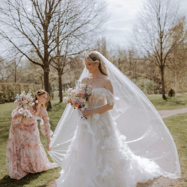 Fiona & Markus 🤍

Eine Hochzeit voller Leichtigkeit, Eleganz und wunderschöner Pastellfarben ✨ Die beiden haben ihren großen Tag entspannt, stilvoll und mit ganz viel Liebe gefeiert.

Besonders schön für uns: Fiona ist über Instagram auf uns aufmerksam geworden 🤫☺️ Genau darüber freuen wir uns immer riesig, wenn unsere Inhalte unsere zukünftigen Bräute erreichen und sie deswegen zu uns kommen 🫶🏼

Und manchmal weiß man es einfach sofort…Dieses Kleid von @millanova war von Anfang an ihr Favorit und genau das sollte es am Ende auch werden ✨ 

Eine traumhafte A-Linie mit vielen besonderen Rüschen, die Fiona einfach wunderschön hat aussehen lassen. Liebe Fiona, lieber Markus, wir wünschen euch von Herzen alles Liebe für eure gemeinsame Zukunft und danken euch für euer Vertrauen 🤍

Bride: @fionaarieger 
Photo: @inga_f.otografie 
Location: @cosacks.brennerei 
Dress: @brautbluete @millanova 

BRAUTKLEID 
HOCHZEIT 
REALBRIDE 
BRAUTBLÜTE 
LIEBE