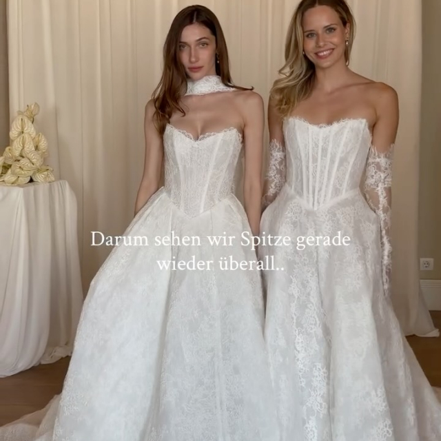 Darum sehen wir Spitze gerade wieder überall 🤍
Auf der Bridal Fashion Week in Barcelona - unter anderem bei @mwlbride - war ein Trend ganz klar nicht zu übersehen: feine, moderne Spitze.
Warum gerade jetzt? Weil sich Bridal Fashion gerade verändert: Der Einfluss von romantischen Styles im Bridgerton-Stil bringt wieder mehr Softness und Detail zurück ✨ Gleichzeitig wünschen sich viele Bräute etwas besonderes und außergewöhnliches. Dazu kommt, dass Spitze heute ganz anders interpretiert wird…leichter, transparenter und viel moderner kombiniert mit neuen Silhouetten wie Basque Waist oder cleanen Corset Bodices ✨
Was meint ihr? Wie findet ihr diesen Trend? 🫶🏼 #bridetobe #bridaltrends