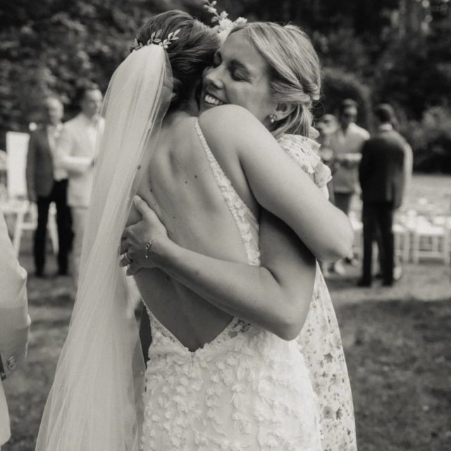 Liza-Marie & David 🤍

Für die beiden war von Anfang an klar: Ihre Hochzeit sollte sich nach ihnen anfühlen ✨ Authentisch, persönlich und voller echter Emotionen und genau das ist dieser Tag auch geworden.

Besonders schön für uns: Liza-Marie kannte die @brautbluete tatsächlich schon seit Jahren über Instagram und wusste damals schon: „Wenn ich irgendwann heirate, möchte ich dort mein Kleid finden.“ 🤍 Und genau so ist es dann auch gekommen. Es macht uns immer wieder sprachlos, ein Teil solcher Geschichten sein zu dürfen ✨

Ihr zwei, wir wünschen euch von Herzen alles Liebe für eure gemeinsame Zukunft und danken euch für euer Vertrauen 🤍 #realbrides 

Bride: @lizi_sch 
Dress: @mwlbride 
Location: @haus_runde 
Photo: @johann.friesen.photography 

BRAUTKLEID
HOCHZEIT
REALBRIDE
BRAUTBLÜTE 
LIEBE