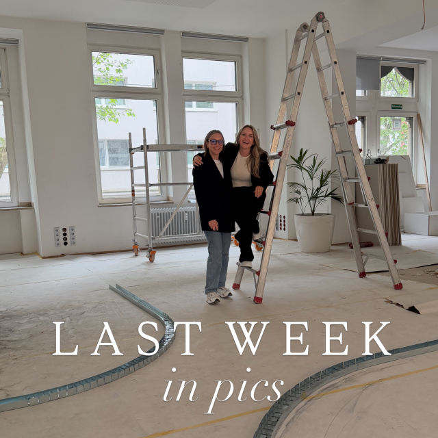 Last Week in Pics ✨

1–4. Unser neues Projekt in Düsseldorf nimmt immer mehr Form an 😍
Unsere Storemanagerinnen Marie & Julia überwachen schon mal den Fortschritt.
Ihr kennt uns bereits aus diesem wunderschönen Gebäude im Erdgeschoss, wo BRAUTBlüte seit mehreren Jahren auf über 450 qm zuhause ist. Jetzt erweitern wir unseren Düsseldorfer Store um weitere 500 qm im ersten OG 🎉.
Die Klimaanlagen sind bereits installiert, die ersten Räume entstehen und auch die ersten Stoffproben für den lichtdurchfluteten Store trudeln langsam ein ✨

5–8. Neue Woche = neue Traumkleider 🤍
Über 20 neue Modelle von Lana Grace Bridal￼ durften diese Woche ausgepackt, anprobiert und begutachtet werden. Das erfordert definitiv auch ein bisschen Fitness 💪😄

9. Die Mädels waren diese Woche etwas angeschlagen 🫖
 Unsere Laura hat ihre Kolleginnen liebevoll mit Tee versorgt und sich vorsichtshalber mit Desinfektionsmittel geschützt 😂
10. Diese neue Jacke kam bei uns an — und wir sind uns alle einig: Die würden wir auch privat sofort zum Ausgehen tragen 😍
11. Unsere Girls auf Mission Richtung Postboten 📦
12. Unser Brautmode-Bolero kann übrigens auch ganz schnell zum Casual-Date-Look werden ✨

13–15. Ganz viel Nachschub an reduzierten Brautkleidern ist in unserem Outlet in Krefeld angekommen 🔥
Wer auf der Suche nach einem echten Brautkleid-Schnäppchen ist: now is your time 👀

16. Aktuell haben wir wieder ganz viele Abholungen bei uns. Die Wedding Season ist offiziell eröffnet ✨

17–20. Miranda & ihre Emily 👹🤣
(aka unsere Jenna & Kathrin) waren zusammen im Kino und hatten einiges zu lachen 😄
Diese beiden sind wirklich seit Anfang an ein unzertrennliches Duo und durften schon einige gemeinsame Jubiläen feiern ♥️
Das letzte Bild müsste inzwischen über 15 Jahre alt sein 🥹