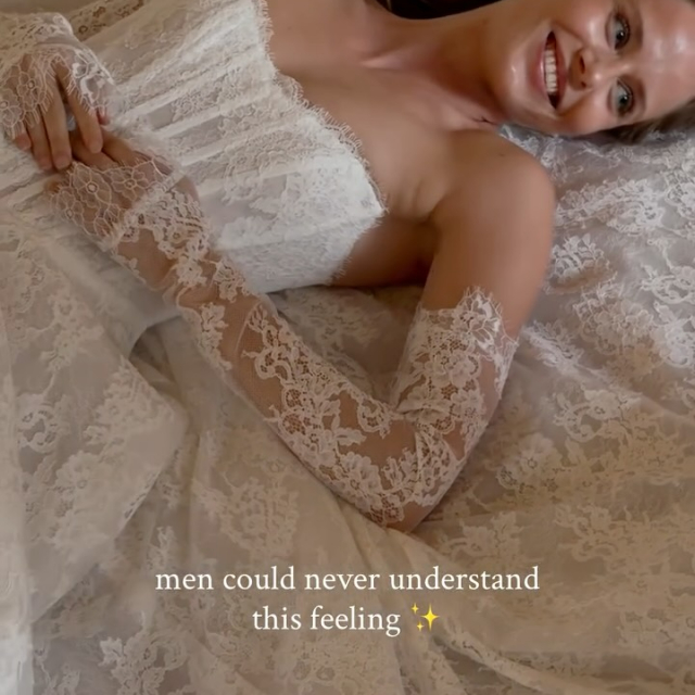 Dieses EINE Kleid anzuziehen…sich plötzlich ganz anders zu fühlen…✨ Vielleicht verstehen manche Männer nie ganz, warum uns dieses Gefühl so emotional macht 🥲 Aber jede Bride-to-be weiß genau, was gemeint ist! #realbride #bridetobe #bridalheaven 

Dress by @mwlbride ✨