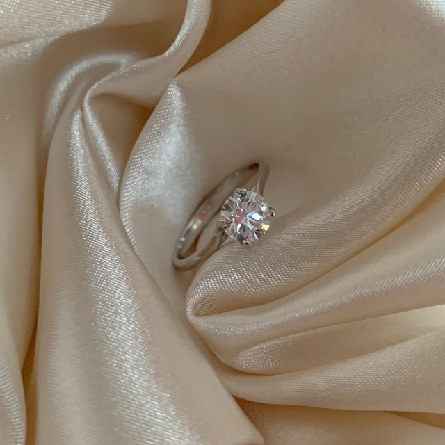 The only problem your man should give you✨😂 Und deinen perfekten Ring oder auch eure Eheringe findet ihr bei uns - ganz privat und individuell in Köln, Düsseldorf und Krefeld 🤍 #theperfectring #brautblüte #shesaidyes