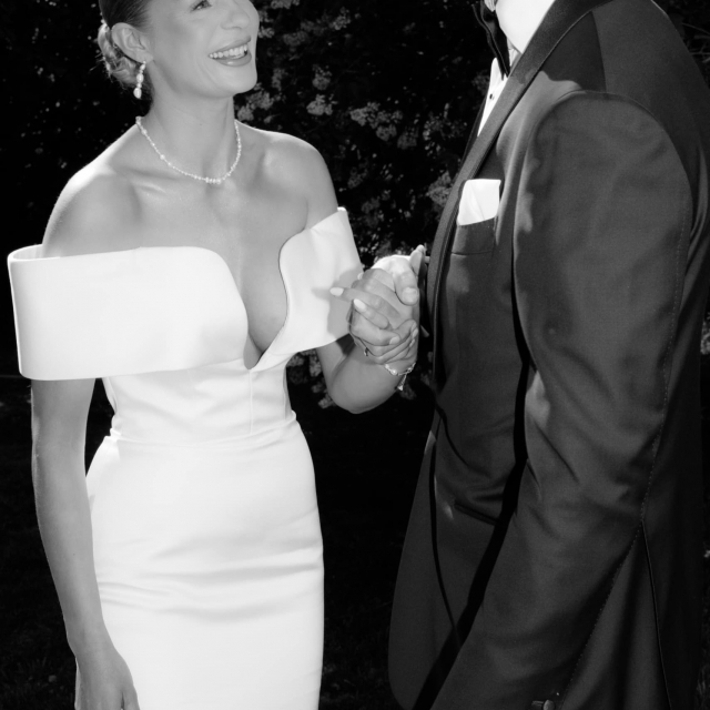 Married couple Vanessa & Sam 🤍
Die beiden haben eine wunderschöne Sommerhochzeit gefeiert und irgendwie hat einfach alles gepasst 🤍 Vom Antrag damals in New York bis hin zu diesem cleanen, figurbetonten Traumkleid von @kyhabride und Vanessa sah einfach unfassbar schön aus 🫶🏼
Liebe Vanessa, lieber Sam, danke, dass wir ein kleiner Teil eurer Geschichte sein durften. Wir wünschen euch nur das Beste ✨
Bride: @vanessaxschfr
Location: @haveli_kiel
Photo: @tothemoon.fotografie
Make-up : @lyababeauty
Hair: @hair.by.jomerd1
BRAUTKLEID
SOMMERHOCHZEIT
REALBRIDE
BRAUTBLÜTE
HOCHZEIT