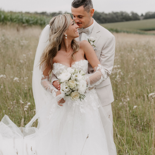 Michelle & Marius 🤍

Für Michelle war ihre Hochzeit einfach perfekt und genau so soll es doch sein 🫶🏼 Gemeinsam mit Familie und Freunden haben die beiden ihren Tag gefeiert: leicht, emotional und voller schöner Momente. Gefunden hat Michelle ihr Brautkleid in unserem Kölner Store 🤍 Und sie sah einfach traumhaft schön aus in ihrer A-Linie von @millanova ✨

Ihr Tipp an alle zukünftigen Brides-to-be: Genießt diese besondere Zeit der Hochzeitsplanung und macht euren Brautkleidtermin zu einem richtig schönen Tag mit euren Lieblingsmenschen 🤍 Liebe Michelle, lieber Marius, wir wünschen euch von Herzen alles Liebe für eure gemeinsame Zukunft 🤍

Bride: @shelly_2504 
Photo: @cathy.kohlenberg 
H&M: @rapunzel.hairandbeauty 
DJ: @christian_stock_dj 
Deko: @festas_design_events 

BRAUTKLEID
REALBRIDE
HOCHZEIT
BRAUTBLÜTE