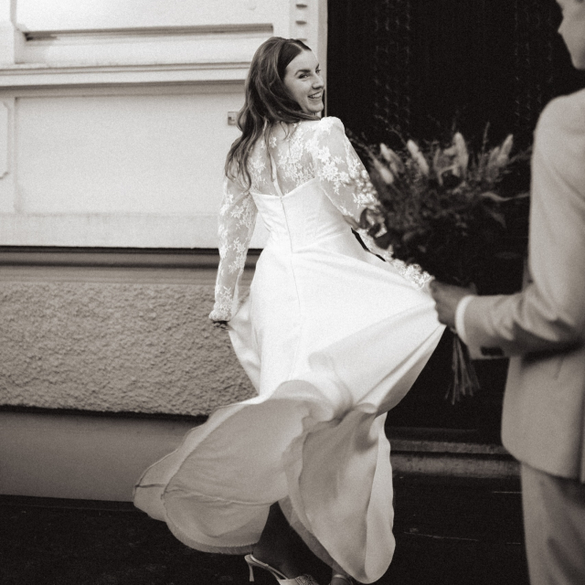 Lara & Alessandro 🤍 

Die beiden haben sich ganz bewusst für eine Hochzeit außerhalb der klassischen Saison entschieden…Februar, ganz intim und mit einer wirklich besonderen Atmosphäre ✨ Standesamtlich geheiratet wurde im wunderschönen Elefantenhaus des Kölner Zoos. Wie besonders oder? 🥲 Lara trug ein kleines Kleid von @wona_concept mit Spitze und sah darin einfach wunderschön aus 🤍

Und was uns natürlich total gefreut hat: Sie kannte uns schon aus dem Fernsehen und über Instagram und dachte sich damals schon, dass sie unbedingt einmal zu uns kommen möchte. Umso schöner, dass sie dann auch ihr Kleid bei uns gefunden hat! Liebe Lara, lieber Alessandro, wir wünschen euch von Herzen alles Liebe für eure gemeinsame Zukunft 🤍

Bride: laralchtr
Location: @stukmanskoeln 
Photo: @eskalizer 
DJ: @dj_gavella 
Standesamt: @zooevent_koeln 
H&M: @lena.be.brautstyling 

BRAUTKLEID
STANDESAMT
REALBRIDE
WEDDING