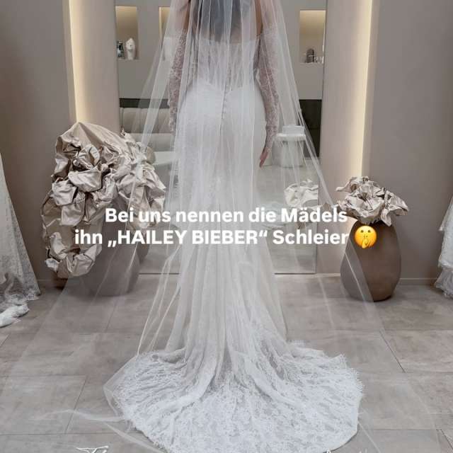 Okay, wir nennen ihn intern einfach den „Hailey Bieber Schleier“ 😭🤍 Und irgendwie verstehen wir auch alle sofort, warum. Ein Schleier mit Statement, der auf den zweiten Blick erst zeigt, wie besonders er eigentlich ist. Genau die Art von Detail, die man nicht braucht...aber sofort haben will. Würdet ihr euch einen Schleier mit einem Spruch vorstellen können? Und wenn ja, was würde bei euch draufstehen? 👀

Till death do us part?
Euer Hochzeitsdatum?
Die Initialen?
Oder etwas ganz anderes? 🫶🏼

BRAUT 
SCHLEIER
VEIL 
BRAUTKLEID