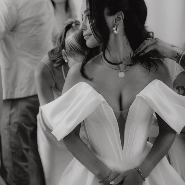Die Bridal-Hair-Trends, die wir lieben! 🤍 Während früher oft galt: je aufwendiger, desto besser, setzen viele Bräute jetzt auf das Gegenteil. Lockere Wellen, cleane Dutts und Looks, die nicht „gemacht“, sondern einfach mühelos schön aussehen 🫶🏼 was meint ihr? 

Was wäre eher dein Bridal Hair Moment? 
✨ Clean Bun
✨ Soft Waves
✨ Half-up

Let us know! 🫶🏼 #bridetobe #hairtrends #brautblüte