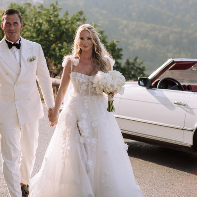 Svenja & Pascal 🤍

Eine freie Trauung mit Blick aufs Meer, die spanische Sonne im Gesicht und eine Kulisse wie aus einem Film. Die beiden haben sich ihren Traum von einer Ibiza Hochzeit erfüllt. Weiße Rosen, Hortensien und Pfingstrosen, dazu ein Dresscode in Hellblau, Beige, Grün und Rosa. So viele liebevolle Details und trotzdem wirkte alles ganz leicht und entspannt. Und Svenja? Sie sah einfach wunderschön aus. Ihre A-Linie von @alenaleenabridal mit den zarten 3D-Blüten hätte nicht perfekter zu diesem Tag passen können.

Liebe Svenja, lieber Pascal, wir wünschen euch von Herzen alles Liebe für eure gemeinsame Zukunft und danken euch, dass wir ein kleiner Teil eurer Geschichte sein durften 🥹

Bride: @svenjabx 
Location: @haciendanaxamena 
Photo: @marnosuite 
Planning: @macherieibiza 

#realbride #ibizawedding #destinationwedding #brautkleid #brautblüte