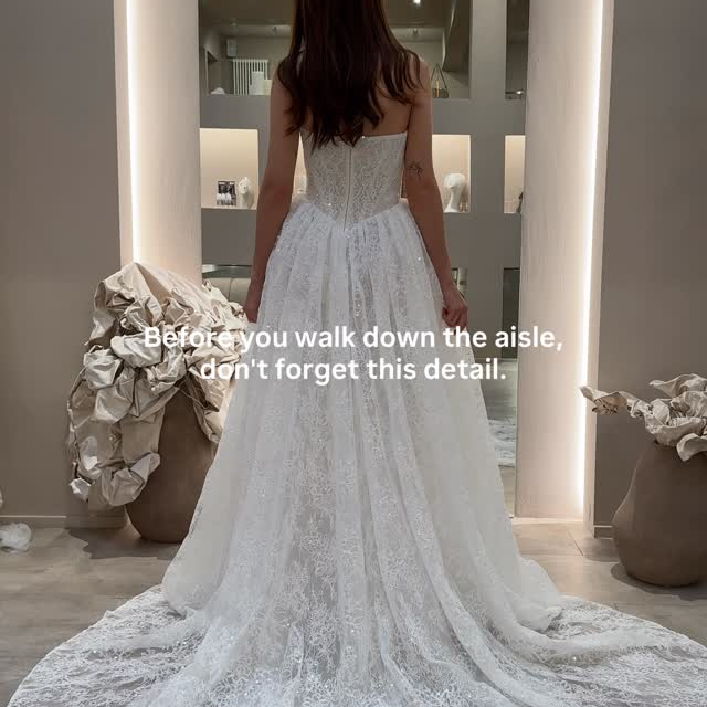 Die Braut hat am Hochzeitstag schon genug im Kopf. Deshalb gibt es die Trauzeugin 🥰 Und genau diese eine Sache sollte sie vor dem Einzug unbedingt wissen.

Kleines Detail, riesiger Unterschied. Die Schleppe sollte unbedingt toll fallen - vor allem auf den Fotos nachher macht es so einen Unterschied! Schick das an deine Trauzeugin, damit du im Moment der Momente nicht daran denken musst 🤍 #walkingdowntheaisle 

BRAUT
BRIDESMAID