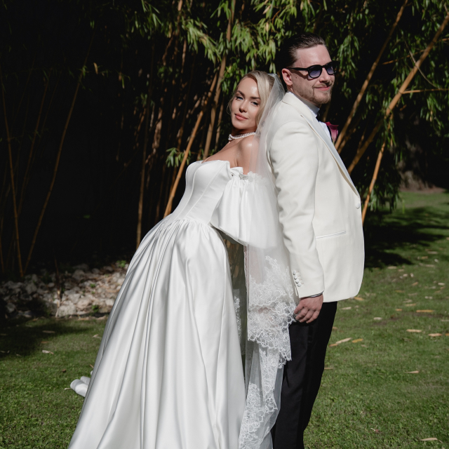 Vivian & Leon 🤍

Eine Hochzeit mit ganz viel Persönlichkeit, warmen Farben und diesen besonderen Vintage-Vibes, die einfach zeitlos schön sind. Schon als ihre Schwester ihr Brautkleid bei uns gefunden hat und Vivian sie damals zur Anprobe begleitet hat, war für sie klar: Wenn es irgendwann so weit ist, möchte sie auch ihr Kleid bei uns finden. Und genau so ist es gekommen 🤍

Entschieden hat sie sich für eine elegante A-Linie von @evieyoungbridal und sie sah einfach nur wunderschön aus. Liebe Vivian, lieber Leon, wir wünschen euch von Herzen alles Liebe für eure gemeinsame Zukunft und danken euch für euer Vertrauen!

Bride: @vviivvvy 
Location: @burgschwarzenstein 
Photo: @olean_photography 
Flowers: @amandiskleinewelt 

#realbride #vintagewedding #brautkleid