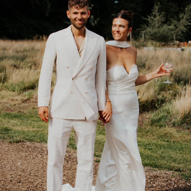 Nina & Marius 🤍

Eine freie Trauung auf dem Hof von Freunden 🥹persönlicher geht es eigentlich kaum. Genau diese besondere Atmosphäre, die vertrauten Menschen und die vielen emotionalen Momente haben diesen Tag so einzigartig gemacht. Und als wäre das nicht schon perfekt genug gewesen, hat auch das Wetter mitgespielt. Nina sah einfach wunderschön aus in ihrem cleanen, figurbetonten Brautkleid. Elegant, zeitlos und genau die richtige Wahl für sie 🫶🏼

Liebe Nina, lieber Marius, wir wünschen euch von Herzen alles Liebe für eure gemeinsame Zukunft und ganz viele weitere unvergessliche Momente zusammen. ✨

Photo: @woodis.pictures 
Location: @koenigskotten 
Dress: @wona_concept 

#realbride #freietrauung #brautkleid #cleanbride