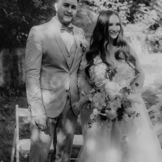Lea & Antonio 🤍

Weiße und beige Töne, Trockenblumen, Eukalyptus und ganz viele liebevolle Details. Die Hochzeit der beiden war einfach wunderschön und bis ins Detail stimmig. Und manchmal wartet das perfekte Kleid tatsächlich bis zum Schluss: Lea hat sich für das allerletzte Kleid ihrer Anprobe entschieden und es hätte nicht besser zu ihr passen können 🤍 Die elegante A-Linie von @agnieszkaswiatly mit den Ärmeln war einfach wie für sie gemacht und sie sah darin wirklich wunderschön aus!

Liebe Lea, lieber Antonio, wir wünschen euch von Herzen alles Liebe für eure gemeinsame Zukunft und bedanken uns, dass wir euch auf diesem besonderen Weg begleiten durften. ✨

Photo: @steffimertensfotografie 
Location: @hofgut.langenborn 
Deko: @blumenundmehr_manufaktur 

#realbride #brautkleid #bridetobe #hochzeitsinspiration