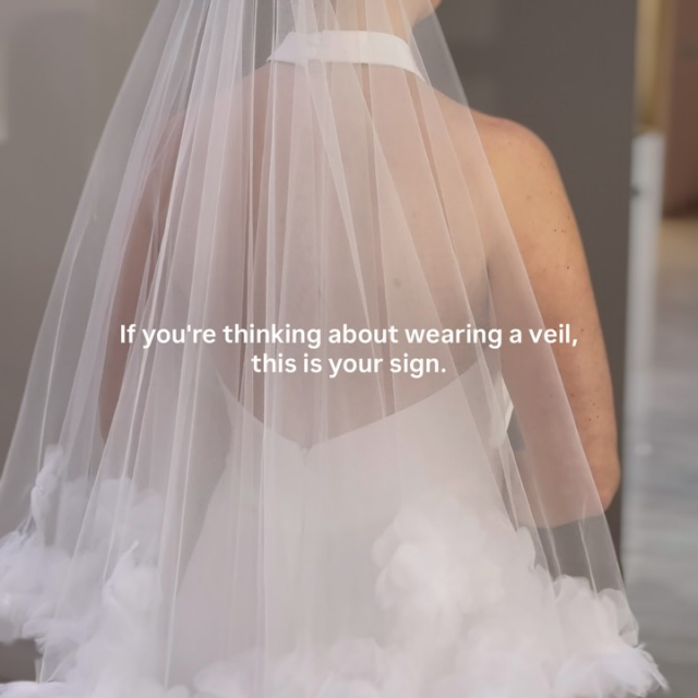 If you’re thinking about wearing a veil, this is your sign. 🤍 Manche Bräute kommen zu uns und sagen direkt: „Ich glaube, ein Schleier ist nichts für mich.“ Und dann probieren sie ihn an und plötzlich verändert sich nicht das Kleid, sondern das ganze Gefühl.

Ein Schleier ist kein Muss. Aber er ist oft genau DAS Detail! 🫠 

BRAUTKLEID
VEIL
SCHLEIER