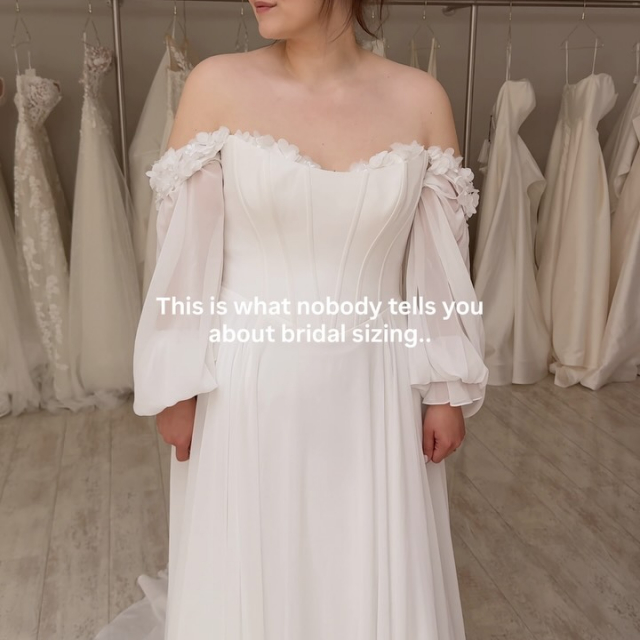 This is what nobody tells you about bridal sizing…und genau deshalb einmal kurz erklärt, weil das wirklich viele Bräute überrascht. Bei Brautkleidern gibt es keine einheitlichen Größenstandards. Unsere Designer kommen aus verschiedenen Ländern der Welt und arbeiten mit unterschiedlichen Maßtabellen.

Deshalb kann es völlig normal sein, dass du bei deinem Brautkleid 1–2 Größen über deiner gewohnten Konfektionsgröße liegst. Das hat nichts mit deinem Körper zu tun und ist kein Grund zur Verunsicherung. Brautkleider werden einfach anders bemessen als viele Kleidungsstücke aus dem Alltag.

Am Ende zählt ohnehin nur, dass dein Kleid perfekt sitzt und du dich darin rundum wohlfühlst ☺️🫶🏼

BRAUTKLEID 
BRIDETOBE
BRAUTBLÜTE