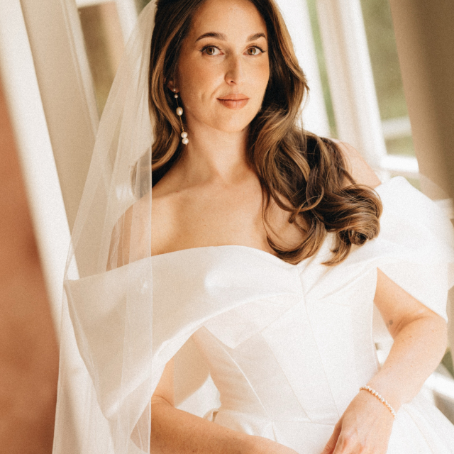 Eline & Jochem 🤍

Eine Hochzeit, die genau die richtige Mischung aus farbenfroh, elegant und zeitlos war. Und Eline? Sie sah einfach traumhaft aus. In ihrer @millanova A-Linie Mirabella hat sie genau den Look verkörpert, den wir so lieben…modern, feminin und gleichzeitig unglaublich elegant!

Liebe Eline, lieber Jochem, wir wünschen euch von Herzen alles Liebe für eure gemeinsame Zukunft und bedanken uns, dass wir ein kleiner Teil eurer Geschichte sein durften 🥰

Location: @oranjeriegrootwarnsborn 
Photo: @sigykopsphotographer 
Styling: @_andmar_weddings @kyoabeauty 
Bride: @elinecapelle 

#realbride #millanova #hochzeitsinspiration #brautblüte