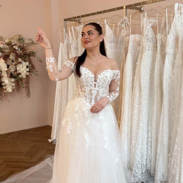 Frisch bei uns eingezogen und wir sind jetzt schon verliebt! 🫠 Drei neue Kleider von @thebridalcollectiveco mit ganz unterschiedlichen Vibes und wir sind sehr gespannt auf euren Favoriten! 🤍

Welches würdest du als Erstes anprobieren? 1, 2 oder 3? 🫶🏼 #sayyedtothedress