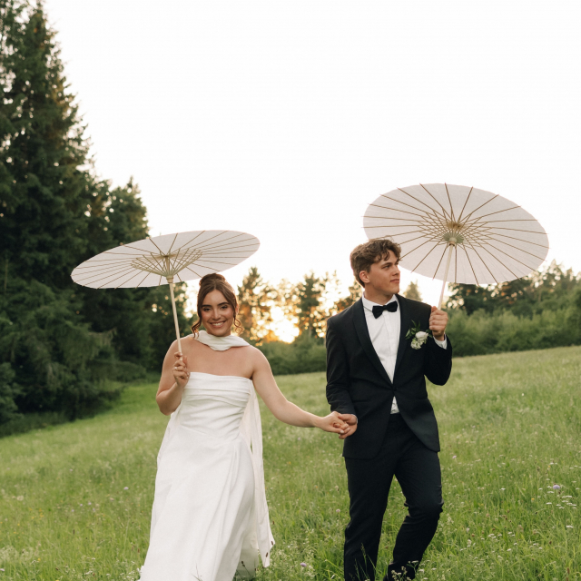 Lina & Joshua 🤍
Manchmal lohnt sich der Weg einfach doppelt. Lina ist extra aus Stuttgart zu uns nach Düsseldorf gekommen und hat hier ihr Traumkleid gefunden von @millanova 💛 Ein modernes und cleanes Kleid, das nicht nur wunderschön aussah, sondern sich laut Lina auch den ganzen Tag über unglaublich bequem getragen hat. Genau so, wie es am Hochzeitstag sein soll.
Liebe Lina, lieber Joshua, danke, dass wir Teil eures Tages sein durften und für die wunderschönen Fotos 🤍
Bride: @linaosenberg
Hair: @beautyliii_
Wir wünschen euch von Herzen alles Liebe für eure gemeinsame Zukunft! 🫶🏼
BRAUT
HOCHZEIT
BRAUTKLEID