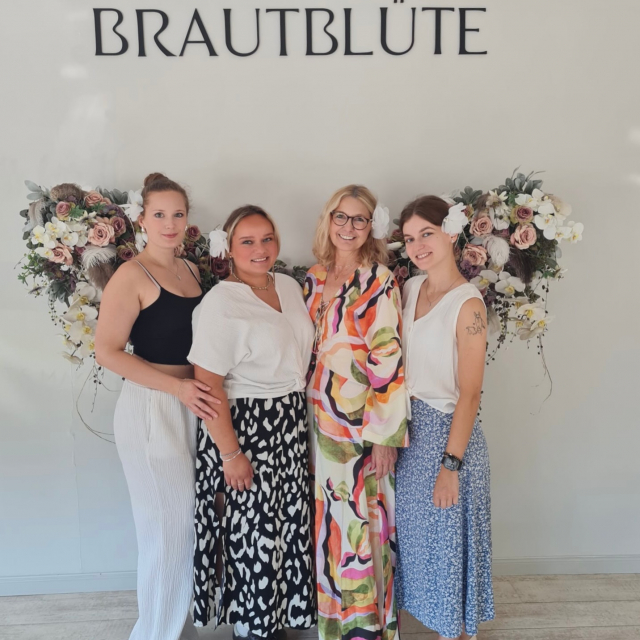 Last Week in Pics 📸✨
Unsere heiße ☀️ Wochenrückschau:

1️⃣ Wenn die Blüten nicht mehr am Schleier halten, werden sie eben kurzerhand zu Haaraccessoires umfunktioniert 🌸
Man muss nur kreativ genug sein.

2️⃣ Die neuen Kollektionen trudeln langsam ein und die ersten neuen Styles haben bereits ihren Platz in Krefeld gefunden ✨ Wir freuen uns schon darauf, sie euch zu zeigen.

3️⃣ Bei den Temperaturen musste sich sogar Juju erstmal am Ventilator abkühlen 😂🌬️

4️⃣–5️⃣ Die Mädels in Düsseldorf hatten eine Ringschulung mit Lale und jede Menge Spaß dabei 💍✨. Mit der Kamera kann man sich sogar direkt anschauen, wie der individuell konfigurierte Verlobungsring später am eigenen Finger aussehen würde.

6️⃣ Laura hat eine tolle neue Frisur ausprobiert und direkt die Gelegenheit für ein kleines Content-Shooting im neuen Kleid genutzt 🤍✨

7️⃣ Mood der Woche: einfach irgendwo hinlegen und die Hitze aussitzen 😹☀️ Homeoffice-Vibes inklusive.

8️⃣–9️⃣ Und auch hinter den Kulissen passiert gerade einiges: Unser Herzensprojekt „Blütenhof“ nimmt langsam erste Formen an 🌿
Aktuell verbringen wir zwar mehr Zeit mit Denkmalschutz, Bauamt und Genehmigungen – aber die ersten Entwürfe machen schon jetzt Vorfreude auf das, was hoffentlich entstehen darf 💛

Kurz gesagt: viel Hitze, viel Lachen, viele neue Ideen und ein paar spannende Projekte im Hintergrund ☀️✨
Wir freuen uns auf die nächste Woche mit euch 🤍