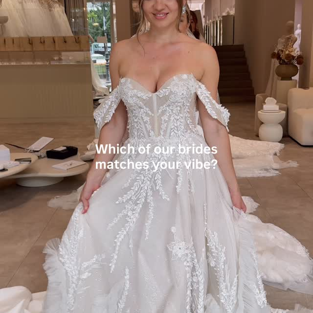 Okay, wir müssen reden! 🤫 Wie bitteschön soll man sich hier für einen einzigen Look entscheiden? Von clean und modern mit diesem crazy Beinschlitz bis hin zu dem absoluten Corsagen-Traum mit Spitze...wir sind schockverliebt in jeden einzelnen Vibe. Das Schönste am Real Bride Content Day war einfach zu sehen, wie die Kleider erst durch die Mädels lebendig werden 🤍 

…schon bald seht ihr dann alle Looks 🥹✨

1. @evalendel 
2. @millanova 
3. @wona_concept 
4. @millanova 
5. @millanova 
7. @dama_couture 
8. @wona_concept 
9. @evalendel 
10. @kyhabride