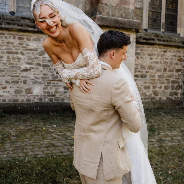 Elena & Sebastian 🤍

Eine freie Trauung unter einem Kastanienbaum, perfektes Wetter und ganz viele Pastelltöne…schöner hätte ihr großer Tag kaum sein können 🌸 Elena hat sich für ein figurbetontes Kleid von Lorenzo Rossi entschieden und sah einfach wunderschön aus. Die feine Spitze, die elegante Silhouette und vor allem eins: Sie hat sich den ganzen Tag rundum wohlgefühlt.

Ihr Tipp an alle zukünftigen Bräute: Wählt ein Kleid, das nicht nur wunderschön aussieht, sondern in dem ihr euch auch wirklich wohlfühlt. Ihr tragt es den ganzen Tag und das macht einen riesigen Unterschied 🫶🏼

Liebe Elena, lieber Sebastian, wir wünschen euch von Herzen alles Liebe für eure gemeinsame Zukunft. Danke, dass wir ein kleiner Teil eurer Geschichte sein durften 🤍 #realbrides 

Dress: @millanova KEENLEY
Bride: @elena.radll 
Location: @hauskuckenberg 
Photo: @judithfotografie_ 

BRAUT 
HOCHZEIT
BRAUTKLEID