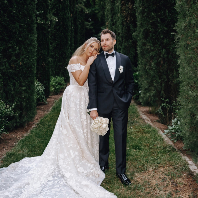 Real Bride Jasmin 🤍

Es gibt Hochzeiten, bei denen einfach alles zusammenpasst. Eine traumhafte Location, ganz viel Liebe zum Detail und mittendrin eine wunderschöne Braut. Jasmin hat sich für eine A-Linie von @wona_concept mit zarten Spitzenapplikationen entschieden und sah einfach traumhaft aus. Ein Look, der zeitlos, romantisch und einfach perfekt zu ihrem großen Tag gepasst hat.

Vielen Dank, dass wir ein kleiner Teil eurer Geschichte sein durften und dass ihr diese wunderschönen Momente mit uns teilt 🤍 #realbrides 

Photos: @jules.weddings 
Location: @morrhof 
Styling: @olga.unruh.bridalhairmakeup 
Flowers: @bluetenzauber_lu 
Cake: @cafegeissner 

BRAUT
BRAUTKLEID
WEDDING