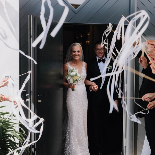 Linn & Kristian 🤍
Traumhaftes Wetter, eine wunderschöne Schlosskulisse und ganz viele unvergessliche Momente! Schöner hätte der große Tag der beiden kaum sein können. Die liebe Linn hat sich für ein figurbetontes Kleid von @madilanebridal entschieden und sah einfach wunderschön aus. Ein moderner, eleganter Look, der perfekt zu ihr und ihrem Hochzeitstag gepasst hat. Wie wünschen euch von Herzen alles Liebe für eure gemeinsame Zukunft und bedanken uns, dass wir ein kleiner Teil eurer Reise sein durften 🤍 #realbride
Bride: @linnmana
Location: @schlossdiepenbrock
Photo: @laklick_hochzeitsfotografie
BRIDE
WEDDING
DRESS