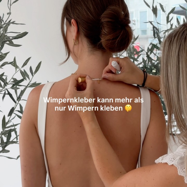 Der wohl unterschätzteste Helfer im Bridal Emergency Kit? Wimpernkleber! 🤫 #bridalhack
Ja, richtig gelesen. Nicht nur für Wimpern,sondern auch ein kleiner Geheimtipp, wenn am Hochzeitstag mal etwas nicht ganz so sitzt, wie es soll. Ob Schleier, Schmuck oder kleine Beauty-Notfälle: Dieser Mini-Helfer kann euch den ein oder anderen Moment retten 🤍