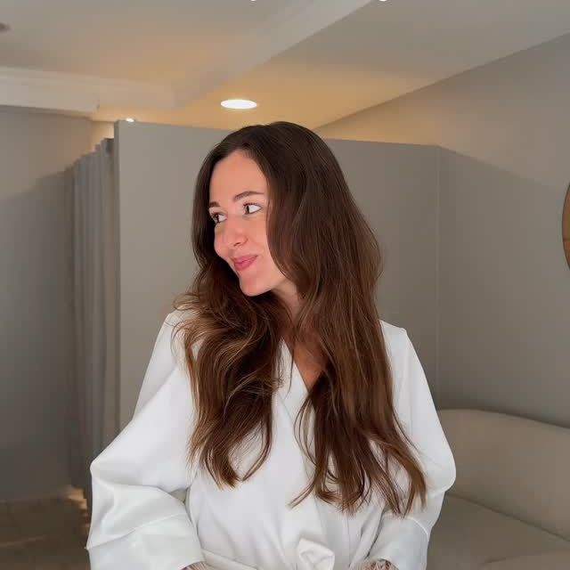 Falls du gerade auf der Suche nach deinem Brautkleid bist, ist das hier dein Zeichen! ✨ In unserem Outlet in Krefeld findest du super viele wunderschöne Designerkleider zu reduzierten Preisen und manchmal hängt dort genau das Kleid, mit dem niemand gerechnet hat! Also…welches der drei wäre dein Favorit? 🤍 #bridetobe #outlet #krefeld