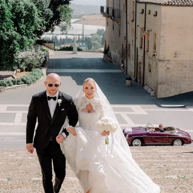 Melissa & Gianluca 🤍

Eine Sommerhochzeit auf Sizilien, ganz viel Liebe, zwei Familien, die zusammenkommen und ein Tag, der genau ihre Geschichte erzählt hat ✨ Melissa hatte ursprünglich eine ganz andere Vorstellung von ihrem Brautkleid. Aber manchmal kommt es anders als geplant…und genau das macht die Suche so besonders 🤍 Als sie ihr Kleid von @millanova anhatte, wusste sie sofort: Das ist es. Ihr Kleid. Und wir finden, sie hätte nicht schöner aussehen können! 

Liebe Melissa, lieber Gianluca, wir wünschen euch von Herzen alles Liebe für eure gemeinsame Zukunft und bedanken uns, dass wir ein Teil eurer Reise sein durften 🤍

Bride: @melissaalvna 
Photo: @domenicoferreri_photographer 
Location: @castelloducalecolonna 

BRIDE
ITALY
WEDDING