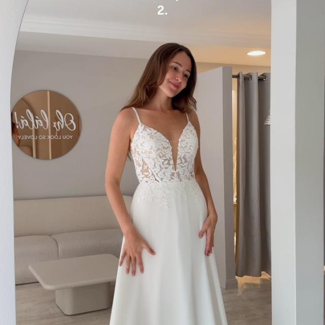 Alle Kleider, die ihr in diesem Reel seht, kosten unter 1.000 € und warten in unserem Outlet in Krefeld auf ihre Bride 🥹🫶🏼 Egal, ob ihr spontan heiratet, euer Kleid direkt mitnehmen möchtet oder einfach auf der Suche nach einem echten Schnäppchen seid…bei uns findet ihr eine riesige Auswahl an sofort verfügbaren Brautkleidern!  Alle Outlet-Kleider könnt ihr euch übrigens auch ganz bequem vorab auf unserer Website anschauen 🤍

1. @arivilloso_official 
2. @biancoevento 
3. @madilanebridal 
4. @enzoani 
5. @millanova