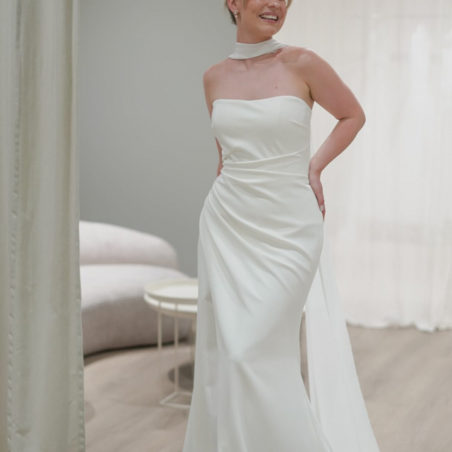 Teil 5 ✨ Welches Kleid soll es werden? 🤍

Bei unserer Mini-Serie „Echte Frauen, echte Kleider“ durften wir 10 Frauen - darunter die liebe Sophie - bei ihrer Anprobe begleiten und sie hat drei Kleider anprobiert, die unterschiedlicher nicht sein könnten!

Kleid 1: Ihr absolutes Favoriten-Kleid
Kleid 2: Ihr „Out of the Comfort Zone“-Kleid 
Kleid 3: Das „Bridal Stylist’s Choice“-Kleid 

Was meint ihr? Teilt ihr ihre Meinung? Welches Kleid steht ihr am besten und bringt sie so richtig zum Strahlen? 🤍 Wir sind sehr gespannt auf eure Kommentare! ✨

Und speichert euch den Beitrag am besten direkt ab. Wenn alle Videos aus unserer Mini-Serie online sind, gibt es für euch passend dazu noch tolle Gewinnspiele 🥹🤍 #bridetobe #realbrides #brautblüte