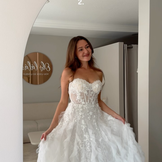 Ein kleines Geheimnis, das viel mehr Brides kennen sollten 🤍🤫 In unserem Outlet in Krefeld hängen so viele wunderschöne Designerkleider, die stark reduziert sind und manchmal wartet dort genau das Kleid, mit dem ihr niemals gerechnet hättet.
Wenn ihr also gerade auf der Suche nach eurem Brautkleid seid, schaut unbedingt auch in unserem Outlet in Krefeld vorbei.
1. Tibi @millanova
2. Meridiane @millanova
3. Phoebe @grace_loves_lace
4. 2822947B-17 @cizzybridalaustralia
5. Sevil @wona_concept
Welches der fünf Kleider wäre euer Favorit? 1, 2, 3, 4 oder 5? ✨🫶🏼 #outlet #designerdressess #bridetobe