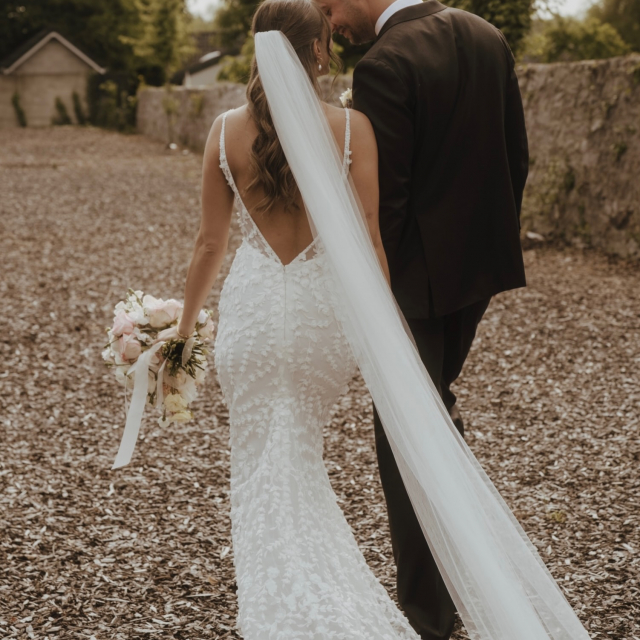 Lena & Nico 🤍

Manchmal ist es genau das Kleid, das man schon vor dem Termin nicht mehr aus dem Kopf bekommt. Bei Lena war es genauso: Sie hatte ihr Kleid schon online entdeckt und als sie es dann bei der Anprobe angezogen hat, war das Gefühl sofort da. Kein Zweifel, das war ihr Kleid ☺️🫶🏼

Ihre Hochzeit war eine wunderschöne Mischung aus modernen, cleanen Details und zarten Pastelltönen. Einfach rundum stimmig und genauso schön wie die beiden selbst. Liebe Lena, lieber Nico, wir wünschen euch von Herzen alles Liebe für eure gemeinsame Zukunft und bedanken uns, dass ihr diese wunderschönen Momente mit uns teilt 🤍

Bride: @912_lenamo 
Photo: @christinekuhl.fotografie 
Dress: @mwlbride Elliot

BRIDE
WEDDING
HOCHZEIT