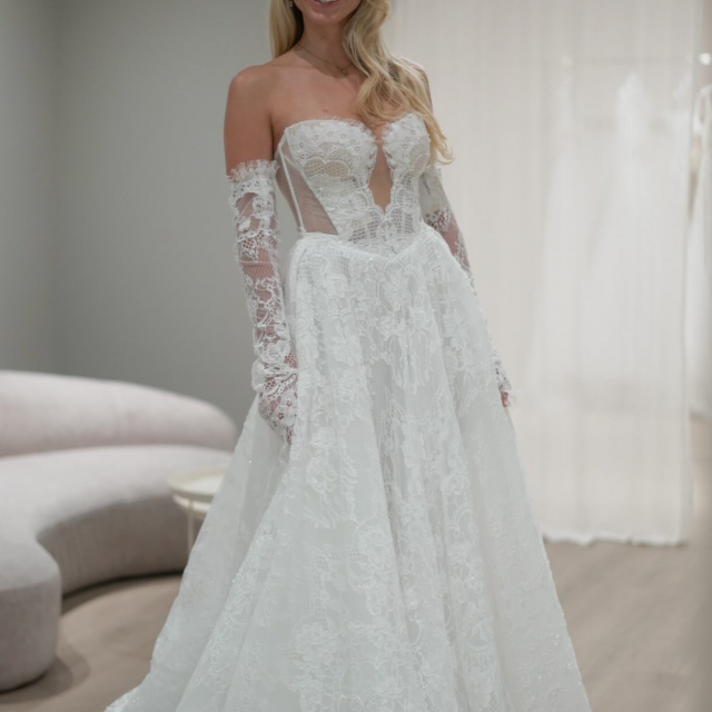Teil 8 ✨ Welches Kleid soll es werden? 🤍

Bei unserer Mini-Serie „Echte Frauen, echte Kleider“ durften wir 10 Frauen - darunter die liebe Lena Sophie - bei ihrer Anprobe begleiten und sie hat drei Kleider anprobiert, die unterschiedlicher nicht sein könnten!

Kleid 1: Ihr absolutes Favoriten-Kleid
Kleid 2: Ihr „Out of the Comfort Zone“-Kleid 
Kleid 3: Das „Bridal Stylist’s Choice“-Kleid 

Was meint ihr? Teilt ihr ihre Meinung? Welches Kleid steht ihr am besten und bringt sie so richtig zum Strahlen? 🤍 Wir sind sehr gespannt auf eure Kommentare! ✨

Und speichert euch den Beitrag am besten direkt ab. Wenn alle Videos aus unserer Mini-Serie online sind, gibt es für euch passend dazu noch tolle Gewinnspiele 🥹🤍 #bridetobe #realbrides #brautblüte