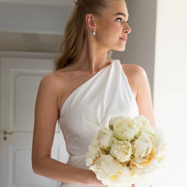 Ashley & Thilo 🤍

Minimalistisch, modern und trotzdem voller besonderer Details. Genau so war auch Ashleys Hochzeit. Ihr figurbetontes, cleanes Kleid hat einfach perfekt zu ihr und ihrem Stil gepasst. Und das Schönste…Ashley hat uns damals über Instagram entdeckt und direkt gedacht, dass unsere Ästhetik genau zu ihrer passt. Umso mehr freut es uns, dass sie bei uns dann auch ihr Kleid gefunden hat. 🤍

Liebe Ashley, lieber Thilo, wir wünschen euch von Herzen alles Liebe für eure gemeinsame Zukunft! 🥹💛 

Bride: @ashleyniemn
Dress: @esty_style Fiona
Photo: @jolina.born 

BRIDE
WEDDING
BRAUTKLEID