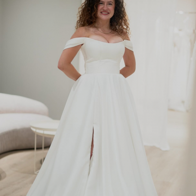 Teil 10 ✨ Welches Kleid soll es werden? 🤍

Bei unserer Mini-Serie „Echte Frauen, echte Kleider“ durften wir 10 Frauen - darunter die liebe Samantha - bei ihrer Anprobe begleiten und sie hat drei Kleider anprobiert und ihr Favoritenkleid hat uns dann auch überrascht! Traumhaft schön..

Kleid 1: Ihr absolutes Favoriten-Kleid
Kleid 2: Ihr „Out of the Comfort Zone“-Kleid 
Kleid 3: Das „Bridal Stylist’s Choice“-Kleid 

Was meint ihr? Teilt ihr ihre Meinung? Welches Kleid steht ihr am besten und bringt sie so richtig zum Strahlen? 🤍 Wir sind sehr gespannt auf eure Kommentare! ✨

Und speichert euch den Beitrag am besten direkt ab. Wenn alle Videos aus unserer Mini-Serie online sind, gibt es für euch passend dazu noch tolle Gewinnspiele 🥹🤍 #bridetobe #realbrides #brautblüte