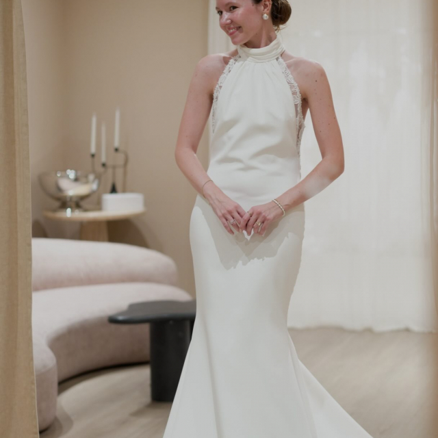 Teil 7 ✨ Welches Kleid soll es werden? 🤍
Bei unserer Mini-Serie „Echte Frauen, echte Kleider“ durften wir 10 Frauen - darunter die liebe Zoé - bei ihrer Anprobe begleiten und sie hat drei Looks anprobiert, die alle ein absoluter Traum sind!
Kleid 1: Ihr absolutes Favoriten-Kleid
Kleid 2: Ihr „Out of the Comfort Zone“-Kleid
Kleid 3: Das „Bridal Stylist’s Choice“-Kleid
Was meint ihr? Teilt ihr ihre Meinung? Welches Kleid steht ihr am besten und bringt sie so richtig zum Strahlen? 🤍 Wir sind sehr gespannt auf eure Kommentare! ✨
Und speichert euch den Beitrag am besten direkt ab. Wenn alle Videos aus unserer Mini-Serie online sind, gibt es für euch passend dazu noch tolle Gewinnspiele 🥹🤍 #bridetobe #realbrides #brautblüte