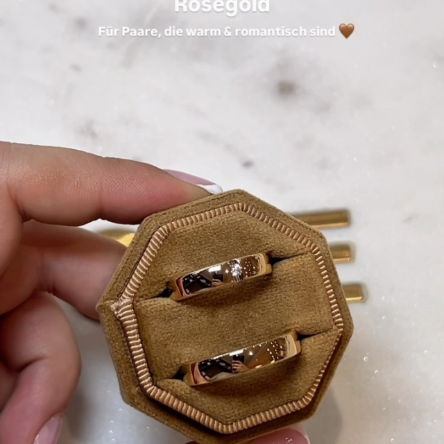 Brautkleid gefunden? Dann fehlt eigentlich nur noch der passende Ring 🤍 Bei uns in der Brautblüte geht’s nämlich nicht nur ums Kleid, ihr könnt bei uns auch eure Trauringe finden.

Ob mattes Gold, Roségold, Platin, ganz schlicht oder mit etwas mehr Glitzer…am Ende geht’s darum, was zu euch und eurem Stil als Paar passt 🥹🫶🏼 #trauringe