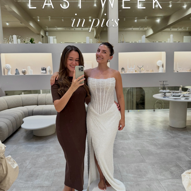 WEEKLY RECAP 🤍 mit so vielen, tollen Bridal Momenten ✨
1. Tanita & Anna-Lea im Spiegel-Selfie…dieses Perlenkleid ist einfach ein Traum! 🤍
2. Behind the Scenes: Jenna dreht wieder für Zwischen Tüll und Tränen 🎥
3. Der Sekt steht bereit und wir stoßen auf unsere wunderschönen Bräute an!
4. Unser Retter an heißen Sommertagen: der Mini-Ventilator ☺️
5. Renntest bestanden! Schaut mal, wie schön die Schleppe mitschwingt 🥰
6. Anna-Lea im wunderschönen A-Linien-Kleid von @madilanebridal ✨
7. Ein kleiner Moment aus unserem Düsseldorfer Store mit unserer lieben Braut 🤍
8. Detail-Liebe & schöner Blumenstrauß-Look von @justinalexander
9. Großes Update: Die Malerarbeiten für die Vergrößerung in Düsseldorf haben begonnen! 🤍
10. Wo gehobelt wird...hier passiert gerade ganz viel hinter den Kulissen 🤫
11. Verliebt in diese Altbau-Fassade! Immer wieder stolz, wenn wir vor unserem Düsseldorfer Store stehen 🤍
12. Die liebe Tochter Sarah von unserer Kollegin Michaela war da und sie hat direkt mal ein paar Kleider aus dem Outlet für euch angezogen 💛 Das ganze Reel seht ihr dann bald 🫶🏼
12. …i mean??? ❤️🔥
RECAP
BRAUTBLÜTE
WOCHENRÜCKBLICK