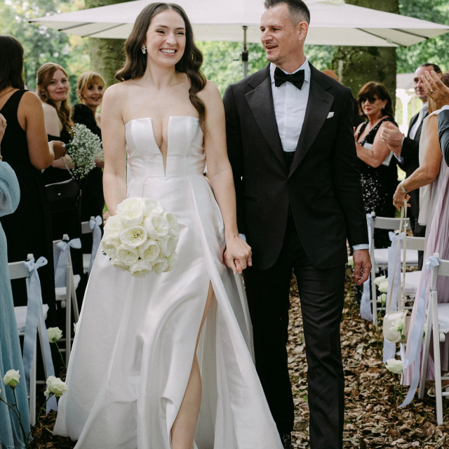 Kim & Sven 🤍

Ein ganzes Wochenende voller Liebe, Emotionen und ganz besonderer Momente mit den Menschen, die ihnen am wichtigsten sind. Genau so klingt für uns eine unvergessliche Hochzeit. Kim hat sich für eine elegante, moderne A-Linie entschieden und sah darin einfach traumhaft aus. Und dafür ist sie sogar extra aus der Schweiz zu uns nach Düsseldorf gekommen 🥹

Umso schöner, dass sie bei uns genau das Kleid gefunden hat, in dem sie ihren großen Tag feiern wollte. 🤍 Liebe Kim, lieber Sven, wir wünschen euch von Herzen alles Liebe für eure gemeinsame Zukunft!

Dress: Florence @mwlbride 
Bride: @kim_drew 
Location: @schloss.hertefeld 
Photo: @annalenaholz_ 
DJ: @djolde 
Papeterie: @kimdrew.studio 
Musik: @tonyonthestrings @_wearealma 
Catering: @novacaeliemmerich 
H&M: @makeup.hair.byfelicia 
Deko: @blumen_feenzauber 

BRAUT
BRAUTKLEID
HOCHZEIT