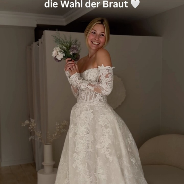Was die Gruppe wollte vs. die Wahl der Braut 🤍 In welchem Team seid ihr und wie hättet ihr euch entschieden? Alle Kleider sind übrigens aus unserem Outlet in Krefeld 🥹🫶🏼 

1. @evalendel 
2. @wona_concept 
3. @annakaraofficial 
4. @enzoani